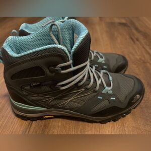 Women’s The North Face Gore-Tex Vibram hiking boot size 10